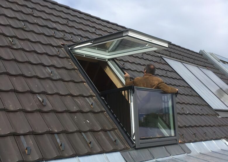 Inspektion ist unterwegs um sehen, ob Dachsanierung notwendig ist