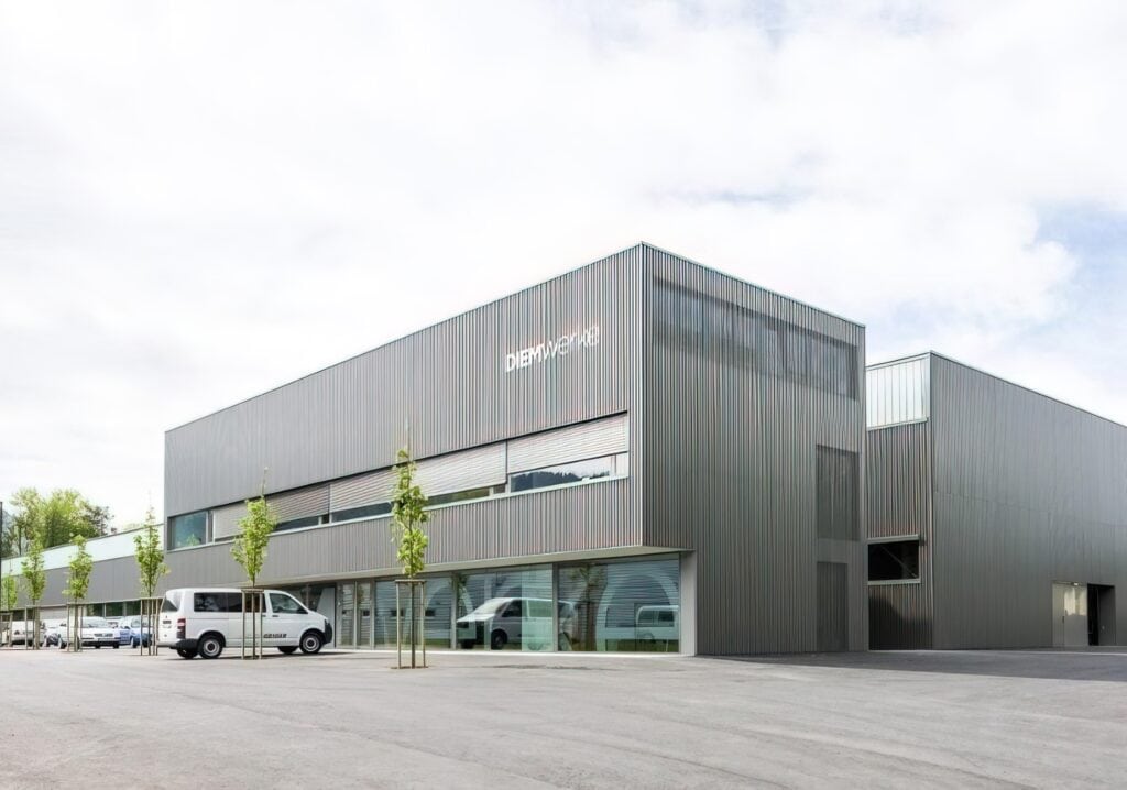 Ein Bürogebäude mit einer komplett neuen Metall-Fassade von RUSCH LAUTERACH