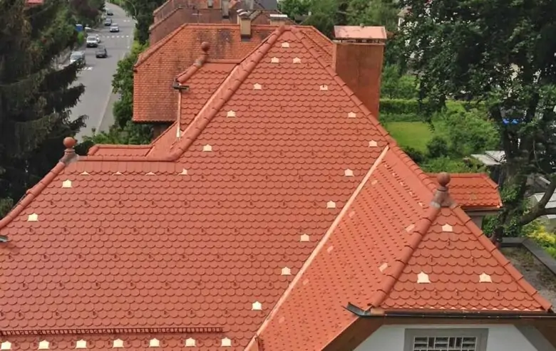Wunderschöne Dachdeckerei Arbeit mit neuen, tollen Dachziegeln
