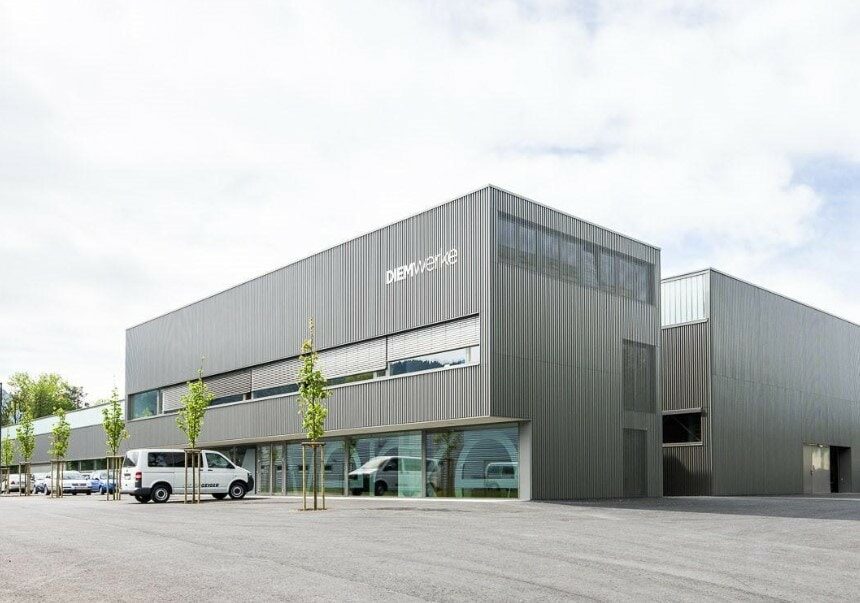 Ein großes Firmen-Areal, das tolle Fassadenbau- und Spenglereiarbeiten zeigt.