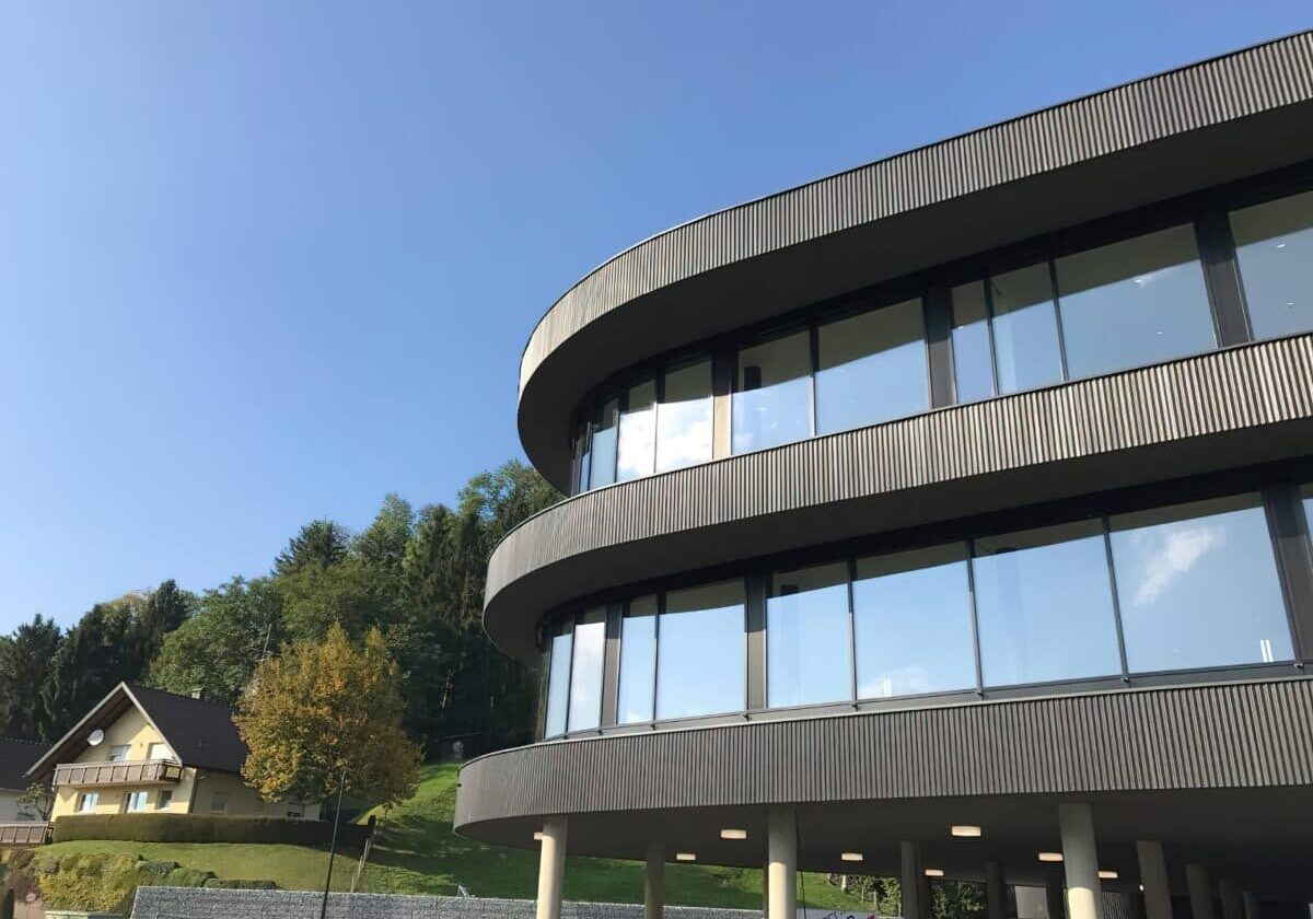 Geschäftsgebäude mit schönen & neu komplettierten Fassadenbau Arbeiten