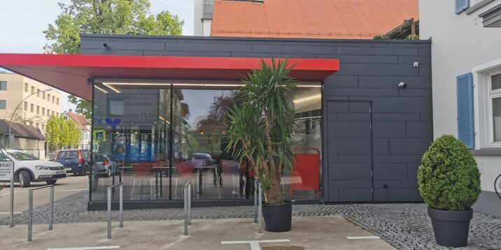 Ein Geschäft mit grossen Fensterflächen und neu gestalteter Fassade